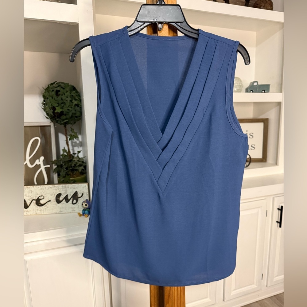 ❤️5/$25 Elegant Blue Sleeveless Top
